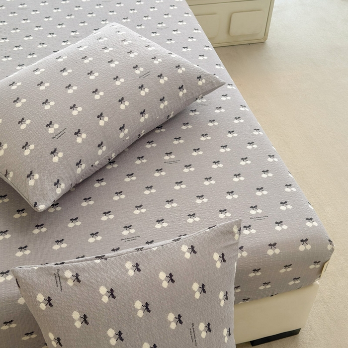 91家纺网 家纺一手货源 找家纺 几禾 2026新款高克重泡芙纱~印花款（单床笠）浅糯系列-110g CL浅糯-灰樱桃