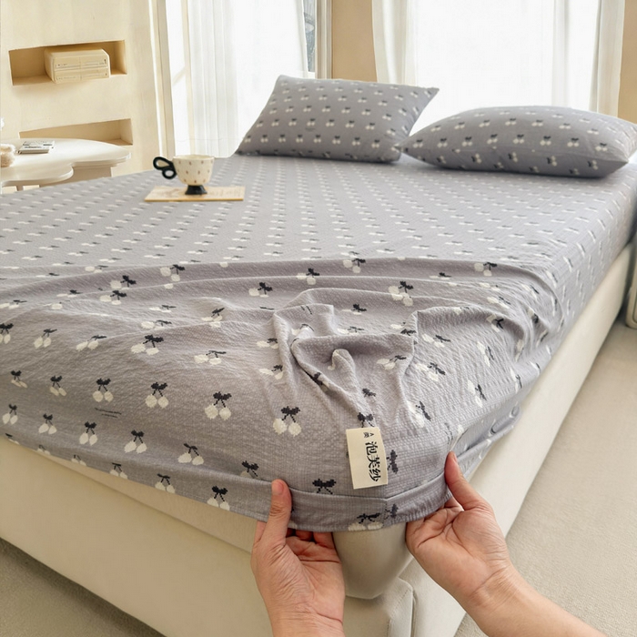 91家纺网 家纺一手货源 找家纺 几禾 2026新款高克重泡芙纱~印花款（单床笠）浅糯系列-110g CL浅糯-灰樱桃