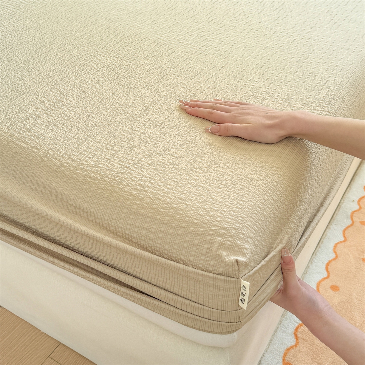 91家纺网 家纺一手货源 找家纺 女子家纺 2026新款亲肤泡芙纱印花床笠单床笠床笠单件 米杏色