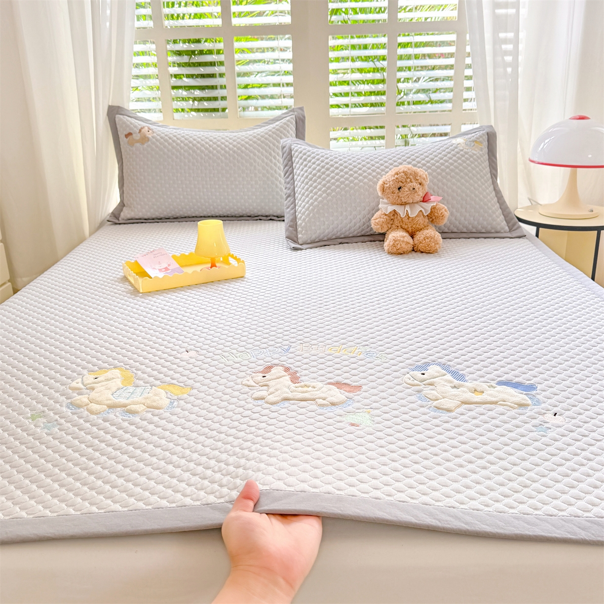 91家纺网 家纺一手货源 找家纺 （总）优贝家纺 2026新款高克重PE聚乙中分子复合凉感软席贴布绣凉席三件套