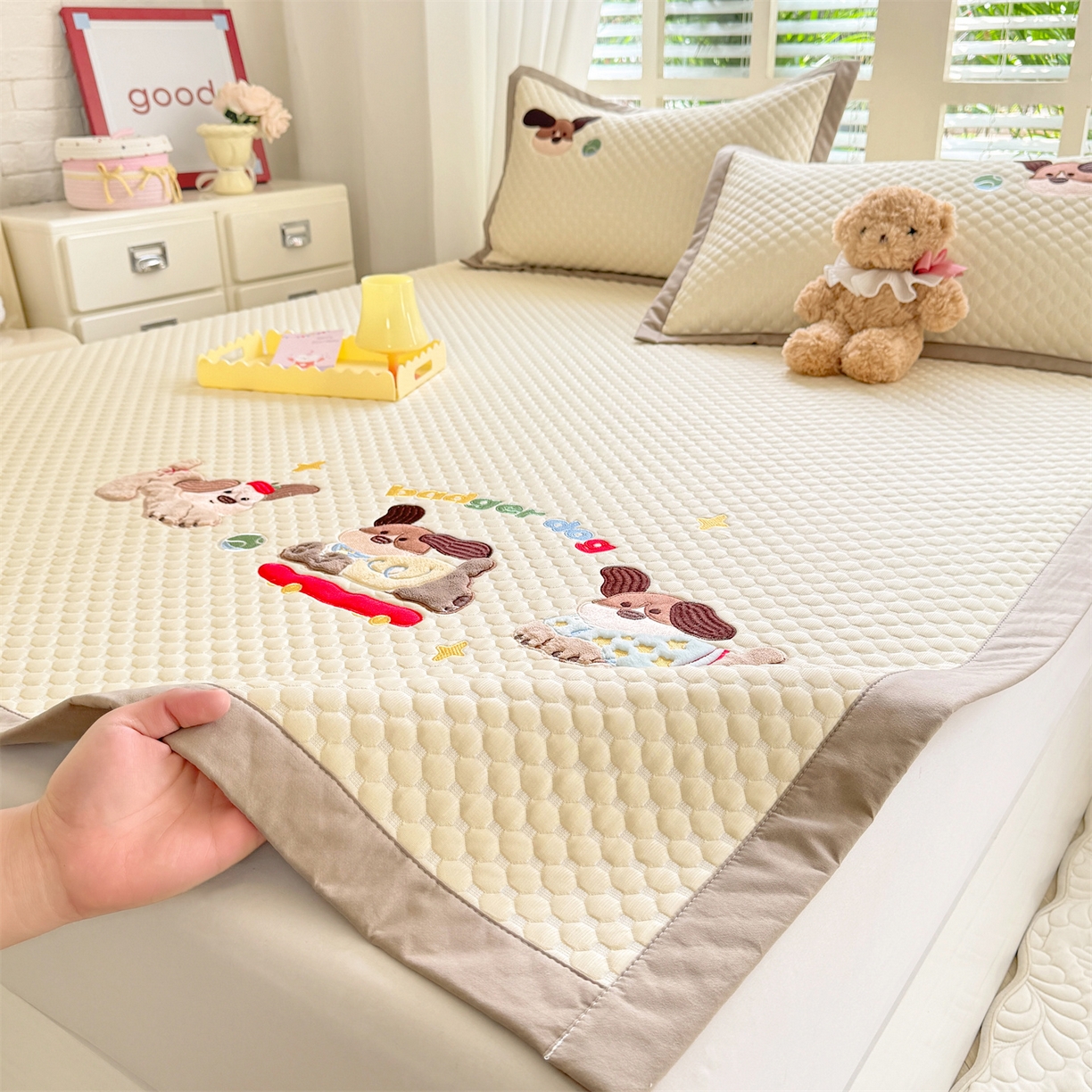 91家纺网 家纺一手货源 找家纺 优贝家纺 2026新款高克重PE聚乙中分子复合凉感软席贴布绣凉席三件套 腊肠狗