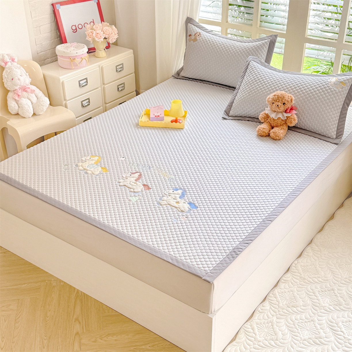 91家纺网 家纺一手货源 找家纺 优贝家纺 2026新款高克重PE聚乙中分子复合凉感软席贴布绣凉席三件套 旋转木马