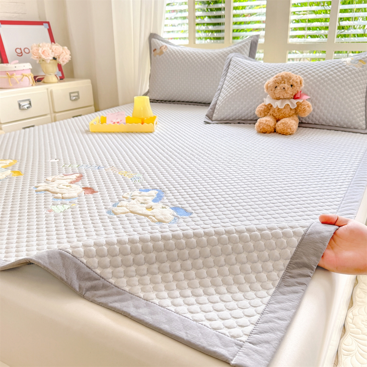 91家纺网 家纺一手货源 找家纺 优贝家纺 2026新款高克重PE聚乙中分子复合凉感软席贴布绣凉席三件套 旋转木马