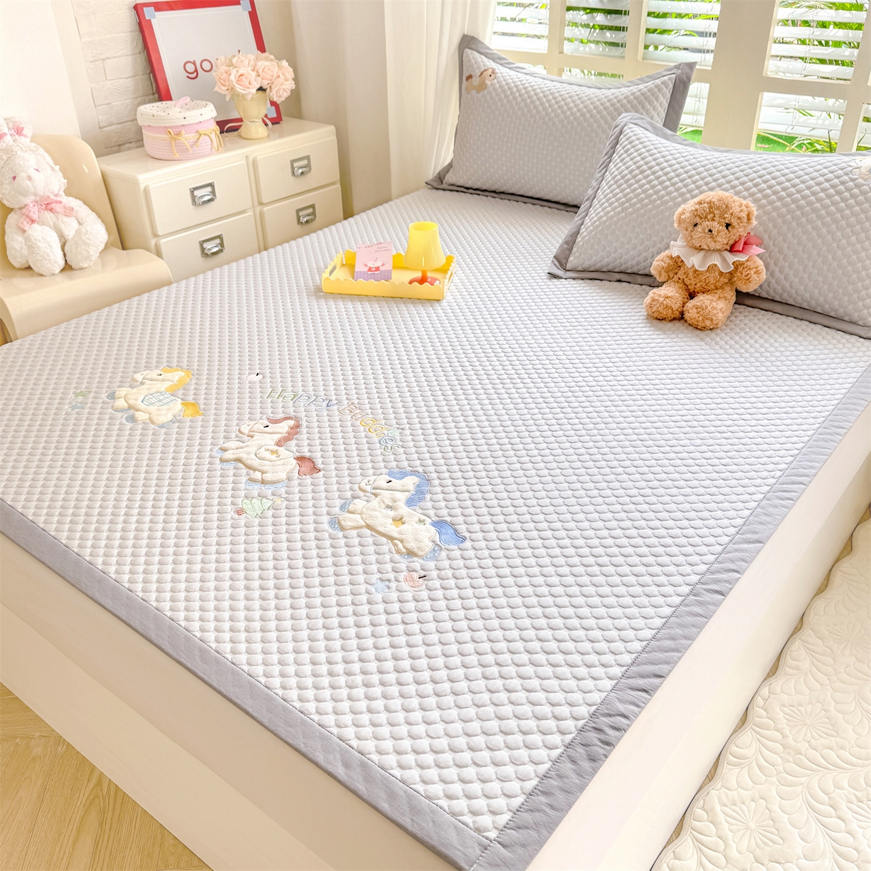 91家纺网 家纺一手货源 找家纺 优贝家纺 2026新款高克重PE聚乙中分子复合凉感软席贴布绣凉席三件套 旋转木马