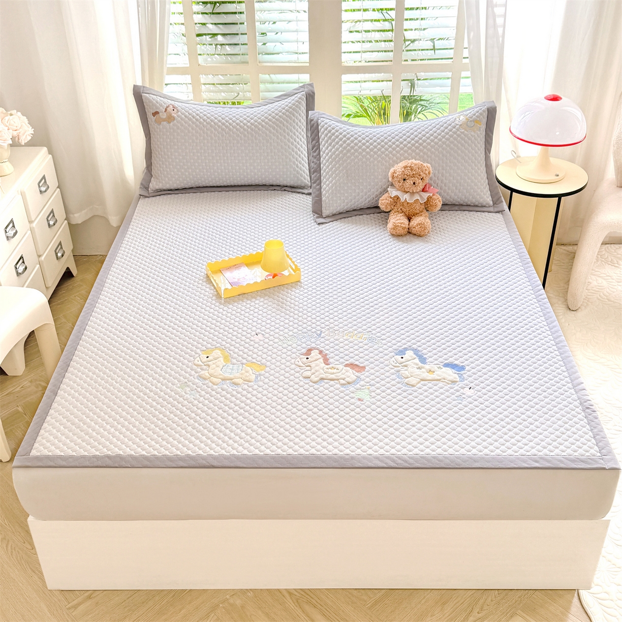 91家纺网 家纺一手货源 找家纺 优贝家纺 2026新款高克重PE聚乙中分子复合凉感软席贴布绣凉席三件套 旋转木马