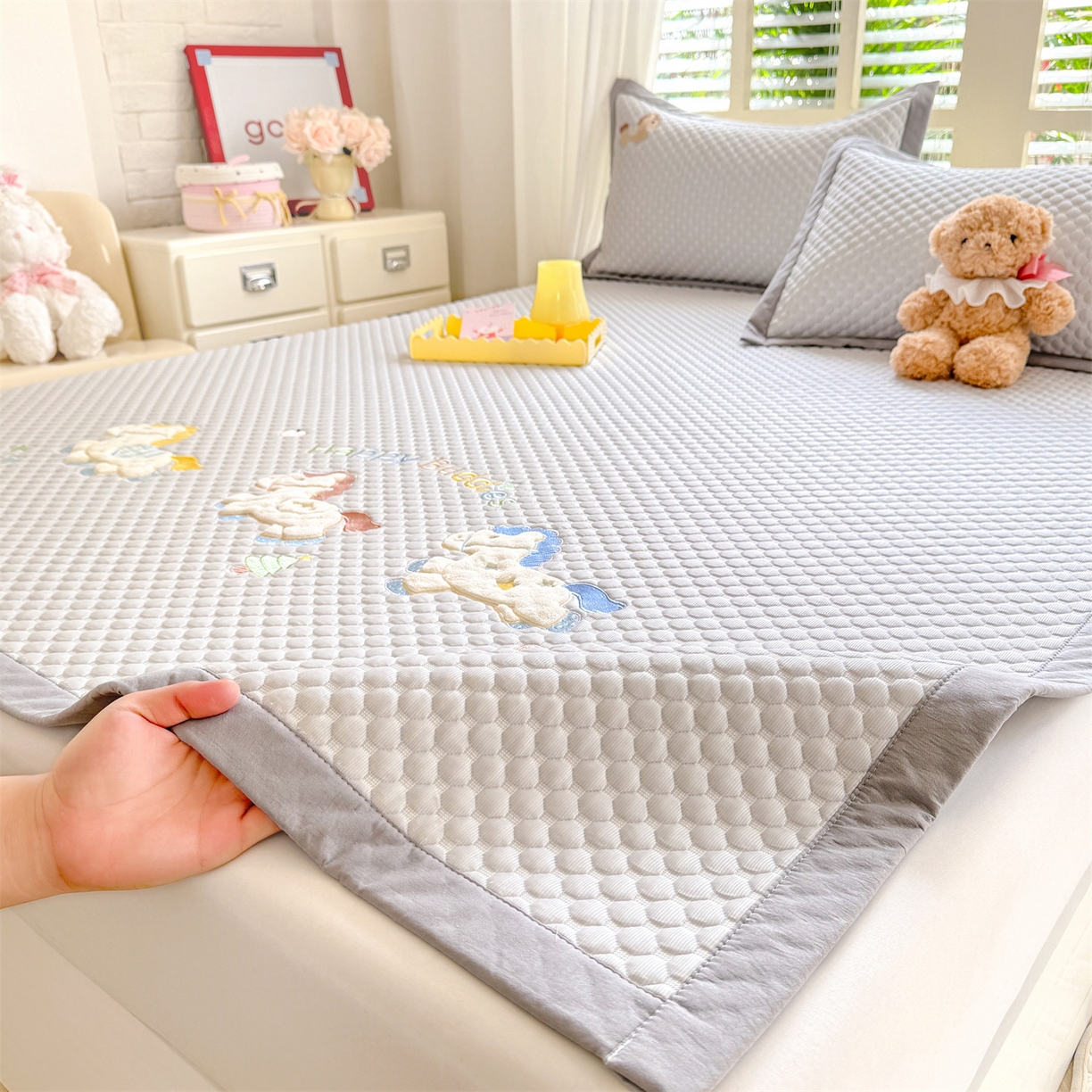 91家纺网 家纺一手货源 找家纺 优贝家纺 2026新款高克重PE聚乙中分子复合凉感软席贴布绣凉席三件套 旋转木马