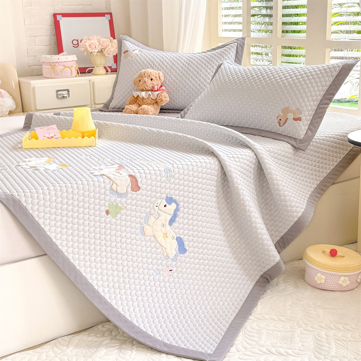 91家纺网 家纺一手货源 找家纺 优贝家纺 2026新款高克重PE聚乙中分子复合凉感软席贴布绣凉席三件套 旋转木马