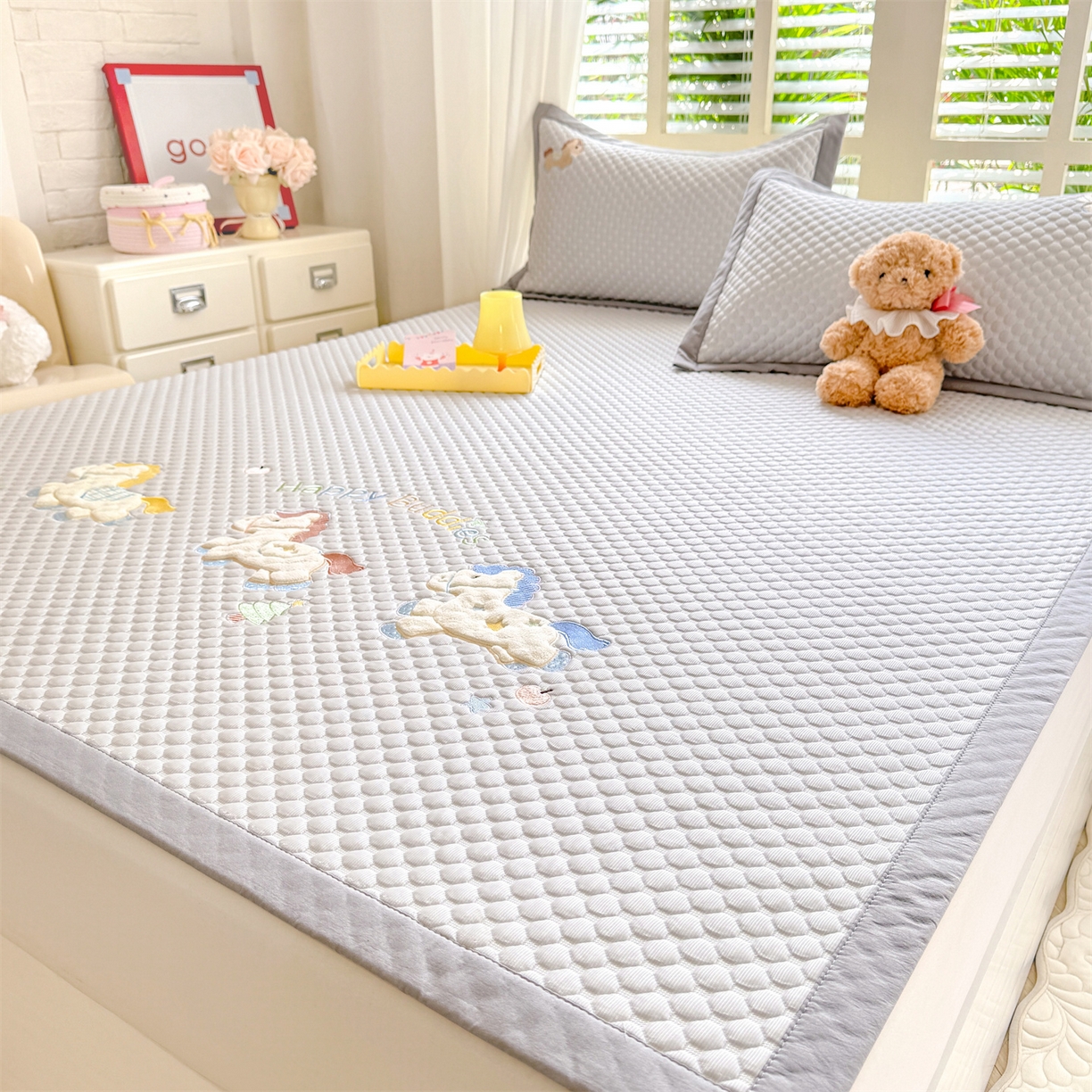 91家纺网 家纺一手货源 找家纺 优贝家纺 2026新款高克重PE聚乙中分子复合凉感软席贴布绣凉席三件套 旋转木马