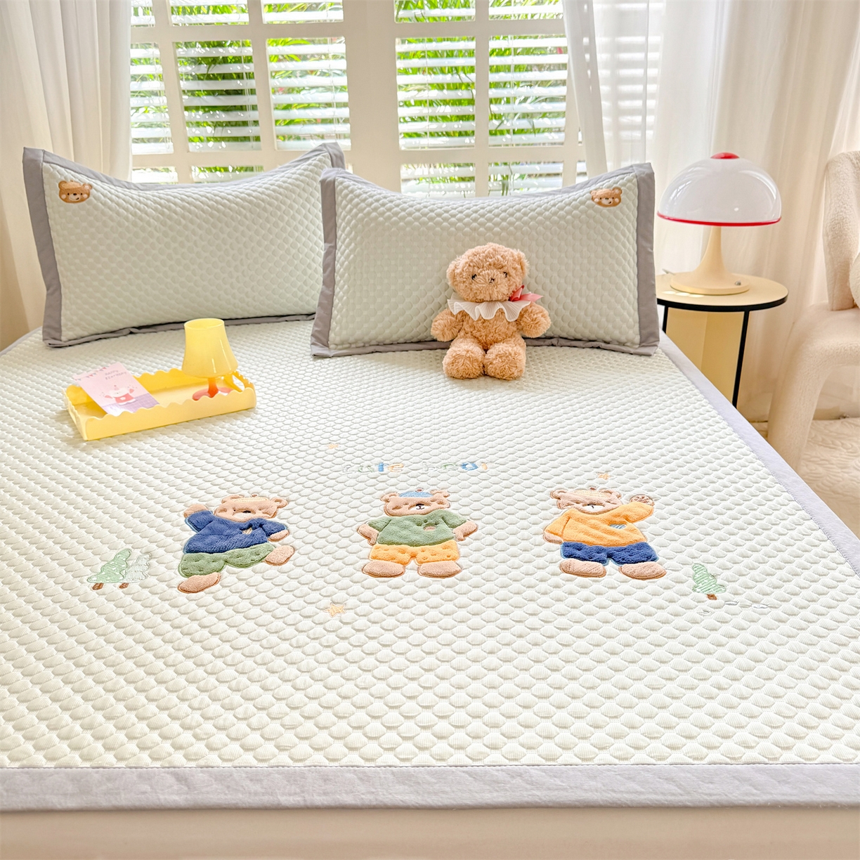 91家纺网 家纺一手货源 找家纺 优贝家纺 2026新款高克重PE聚乙中分子复合凉感软席贴布绣凉席三件套 三只小熊