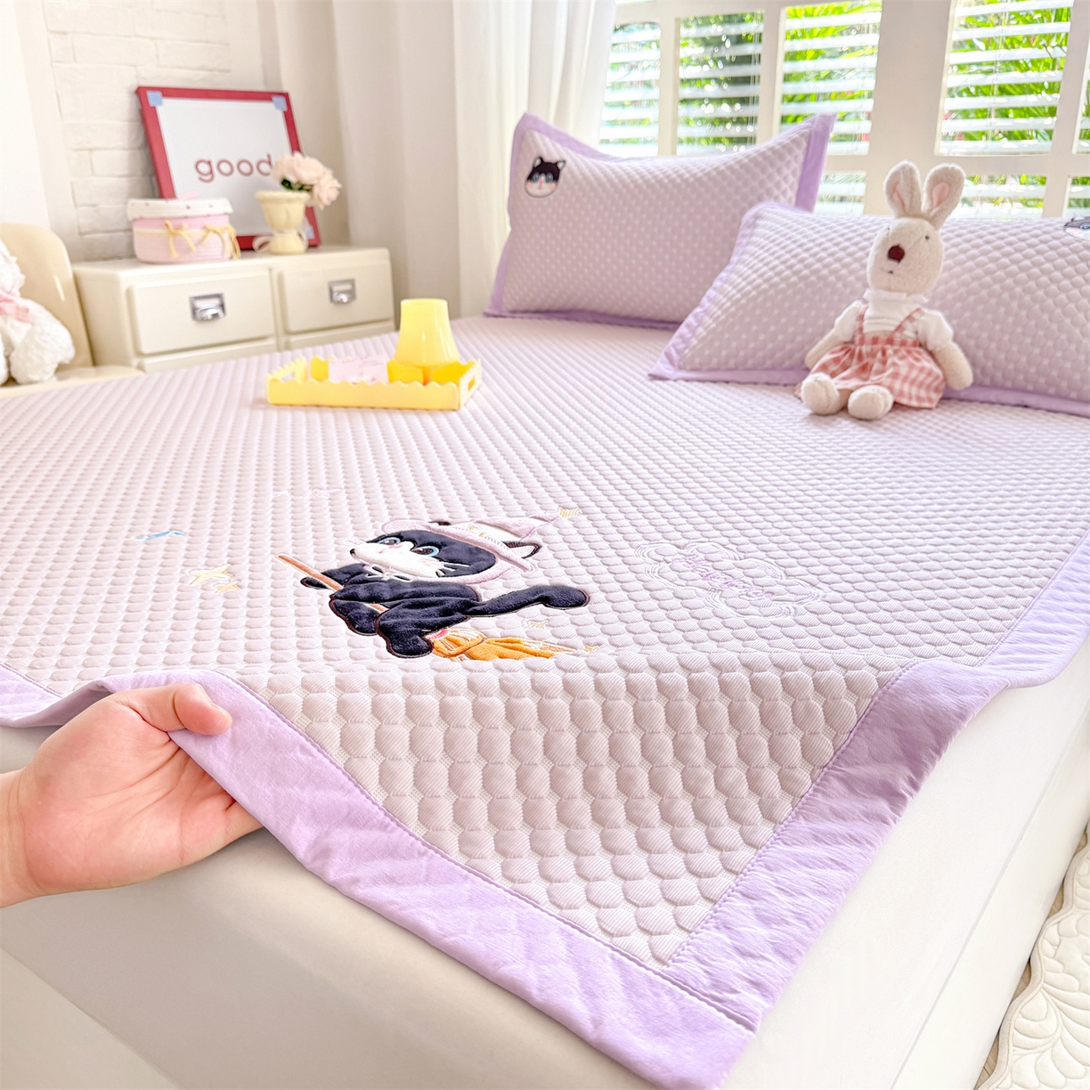 91家纺网 家纺一手货源 找家纺 优贝家纺 2026新款高克重PE聚乙中分子复合凉感软席贴布绣凉席三件套 黑猫警长