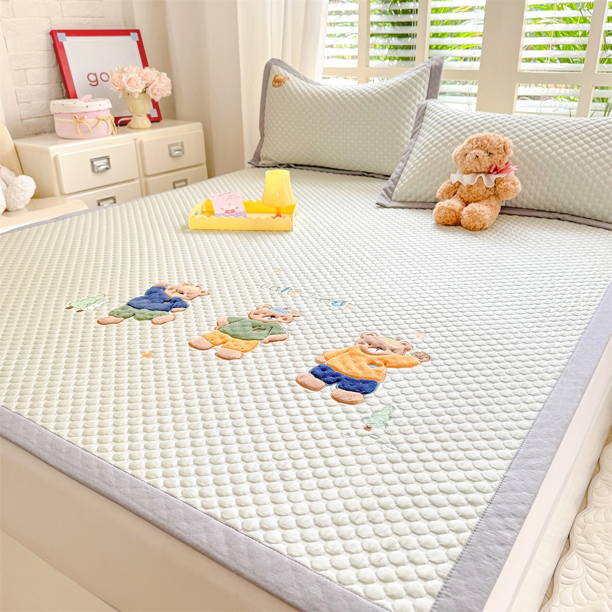 91家纺网 家纺一手货源 找家纺 优贝家纺 2026新款高克重PE聚乙中分子复合凉感软席贴布绣凉席三件套 三只小熊