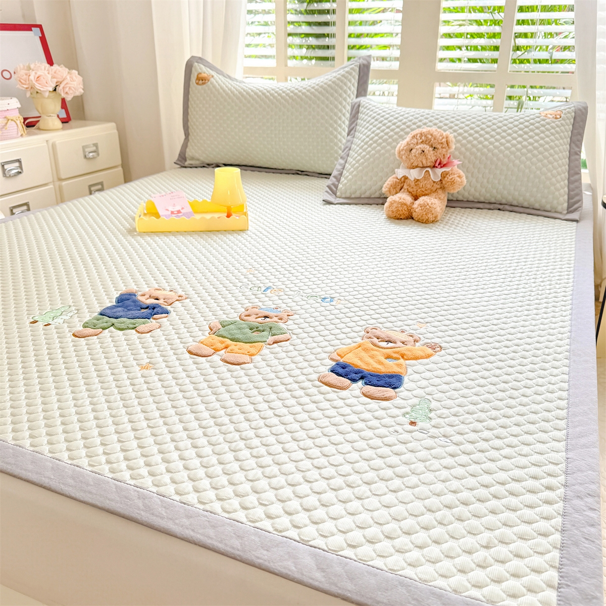 91家纺网 家纺一手货源 找家纺 优贝家纺 2026新款高克重PE聚乙中分子复合凉感软席贴布绣凉席三件套 三只小熊