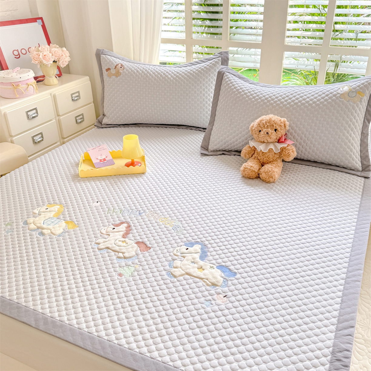 91家纺网 家纺一手货源 找家纺 优贝家纺 2026新款高克重PE聚乙中分子复合凉感软席贴布绣凉席三件套 旋转木马