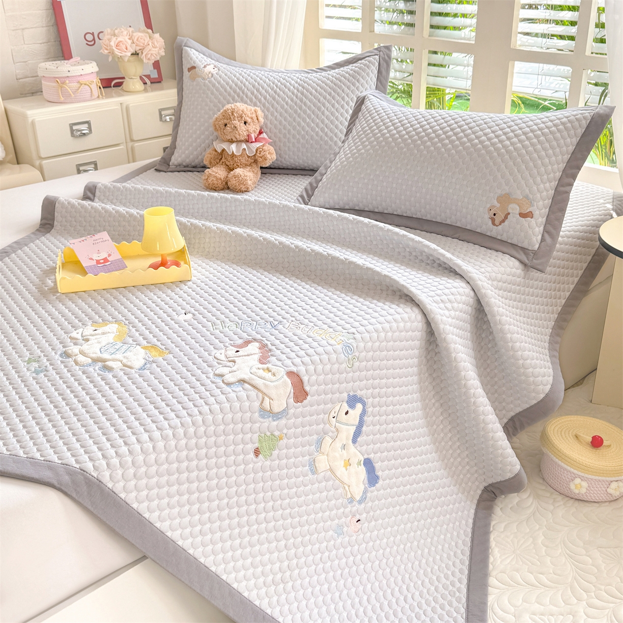 91家纺网 家纺一手货源 找家纺 优贝家纺 2026新款高克重PE聚乙中分子复合凉感软席贴布绣凉席三件套 旋转木马