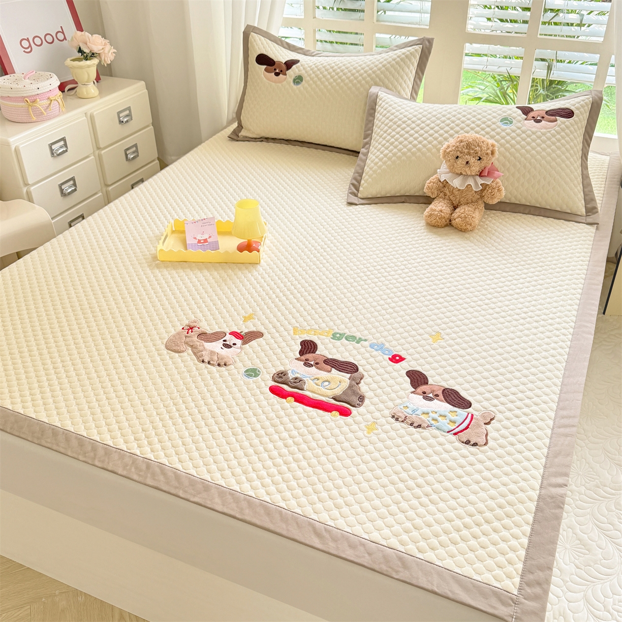 91家纺网 家纺一手货源 找家纺 优贝家纺 2026新款高克重PE聚乙中分子复合凉感软席贴布绣凉席三件套 腊肠狗