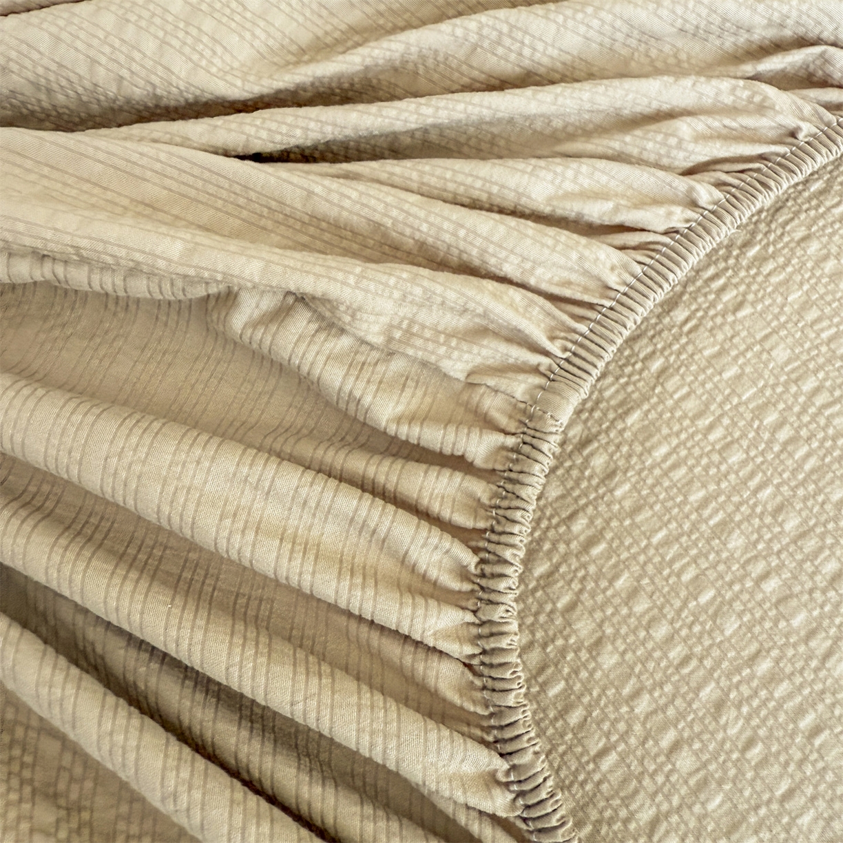 91家纺网 家纺一手货源 找家纺 女子家纺 2026新款亲肤泡芙纱印花床笠单床笠床笠单件 米杏色