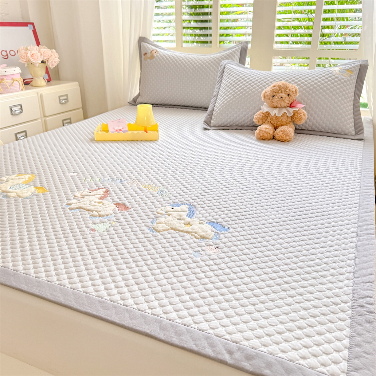 91家纺网 家纺一手货源 找家纺 优贝家纺 2026新款高克重PE聚乙中分子复合凉感软席贴布绣凉席三件套 旋转木马