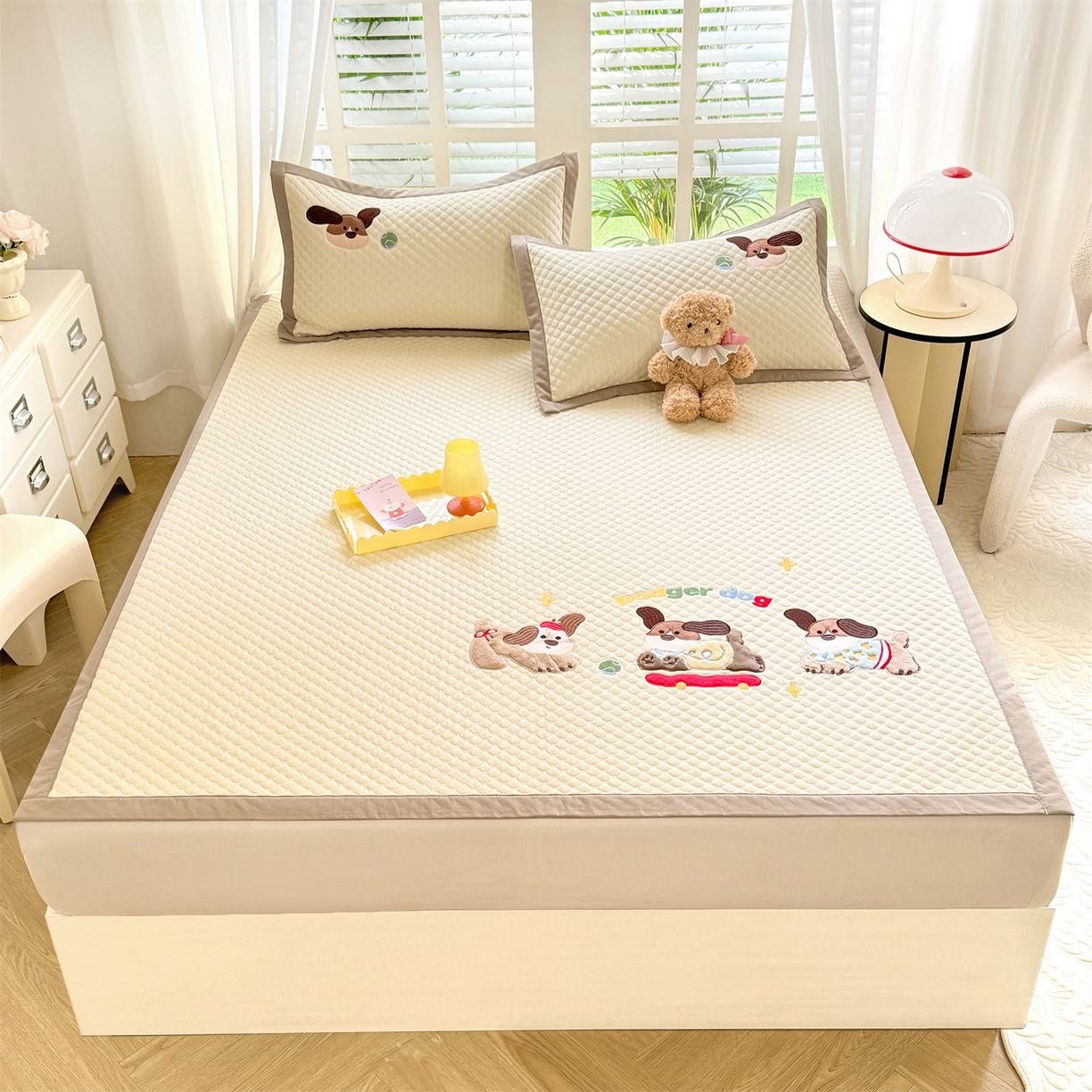 91家纺网 家纺一手货源 找家纺 优贝家纺 2026新款高克重PE聚乙中分子复合凉感软席贴布绣凉席三件套 腊肠狗