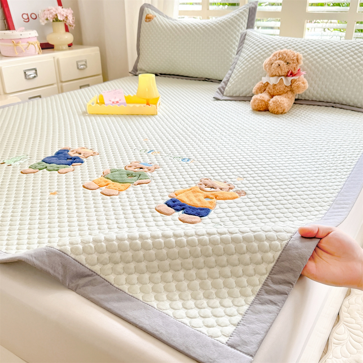 91家纺网 家纺一手货源 找家纺 优贝家纺 2026新款高克重PE聚乙中分子复合凉感软席贴布绣凉席三件套 三只小熊