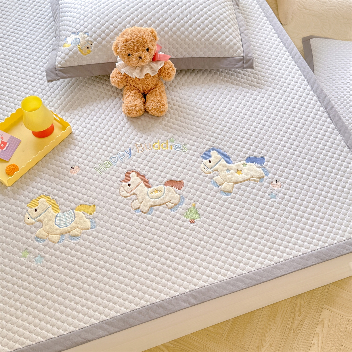 91家纺网 家纺一手货源 找家纺 优贝家纺 2026新款高克重PE聚乙中分子复合凉感软席贴布绣凉席三件套 旋转木马