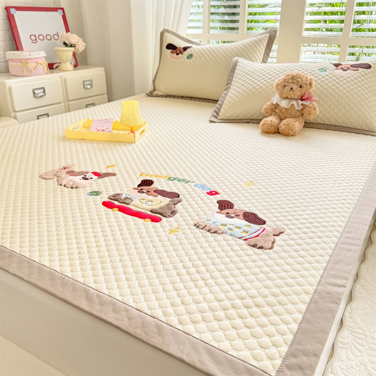 91家纺网 家纺一手货源 找家纺 优贝家纺 2026新款高克重PE聚乙中分子复合凉感软席贴布绣凉席三件套 腊肠狗