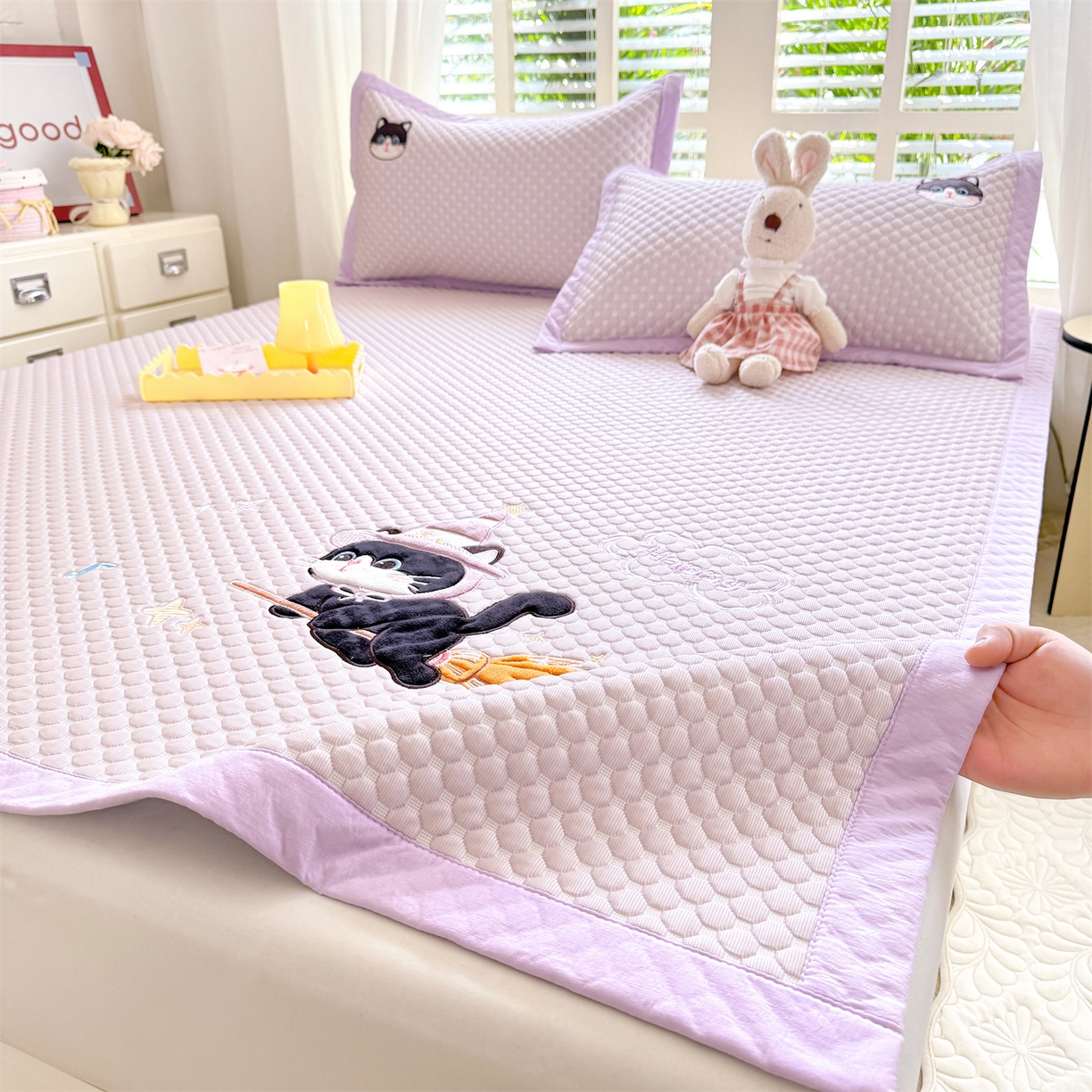 91家纺网 家纺一手货源 找家纺 优贝家纺 2026新款高克重PE聚乙中分子复合凉感软席贴布绣凉席三件套 黑猫警长