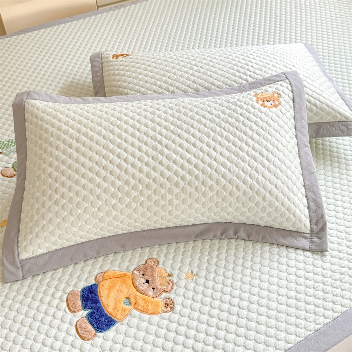 91家纺网 家纺一手货源 找家纺 优贝家纺 2026新款高克重PE聚乙中分子复合凉感软席贴布绣凉席三件套 三只小熊