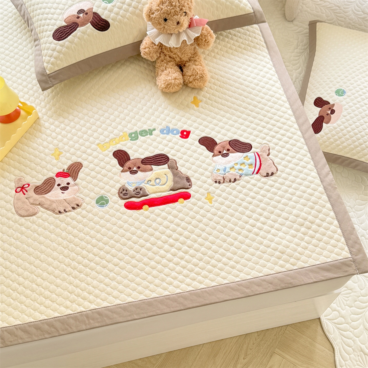 91家纺网 家纺一手货源 找家纺 优贝家纺 2026新款高克重PE聚乙中分子复合凉感软席贴布绣凉席三件套 腊肠狗