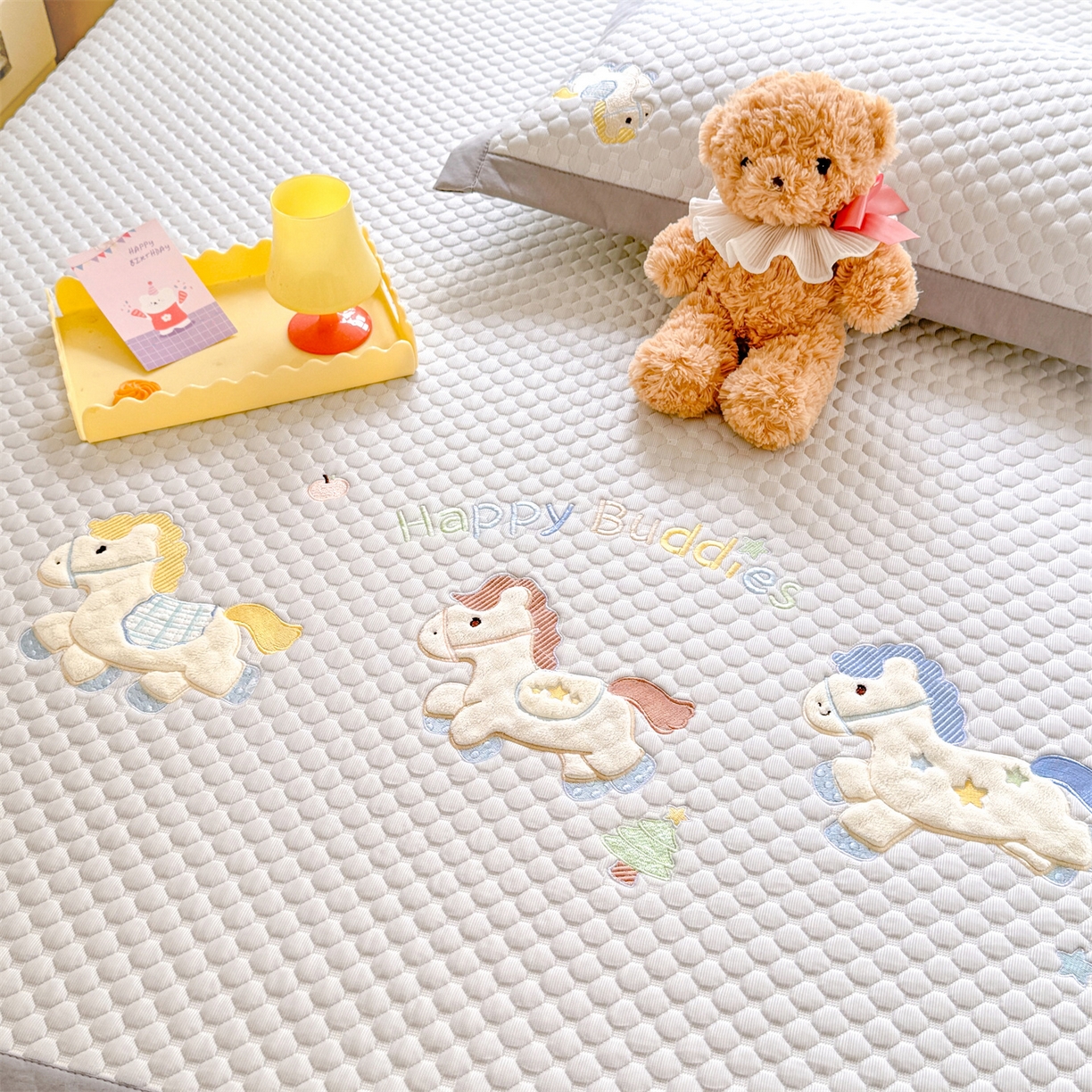 91家纺网 家纺一手货源 找家纺 优贝家纺 2026新款高克重PE聚乙中分子复合凉感软席贴布绣凉席三件套 旋转木马