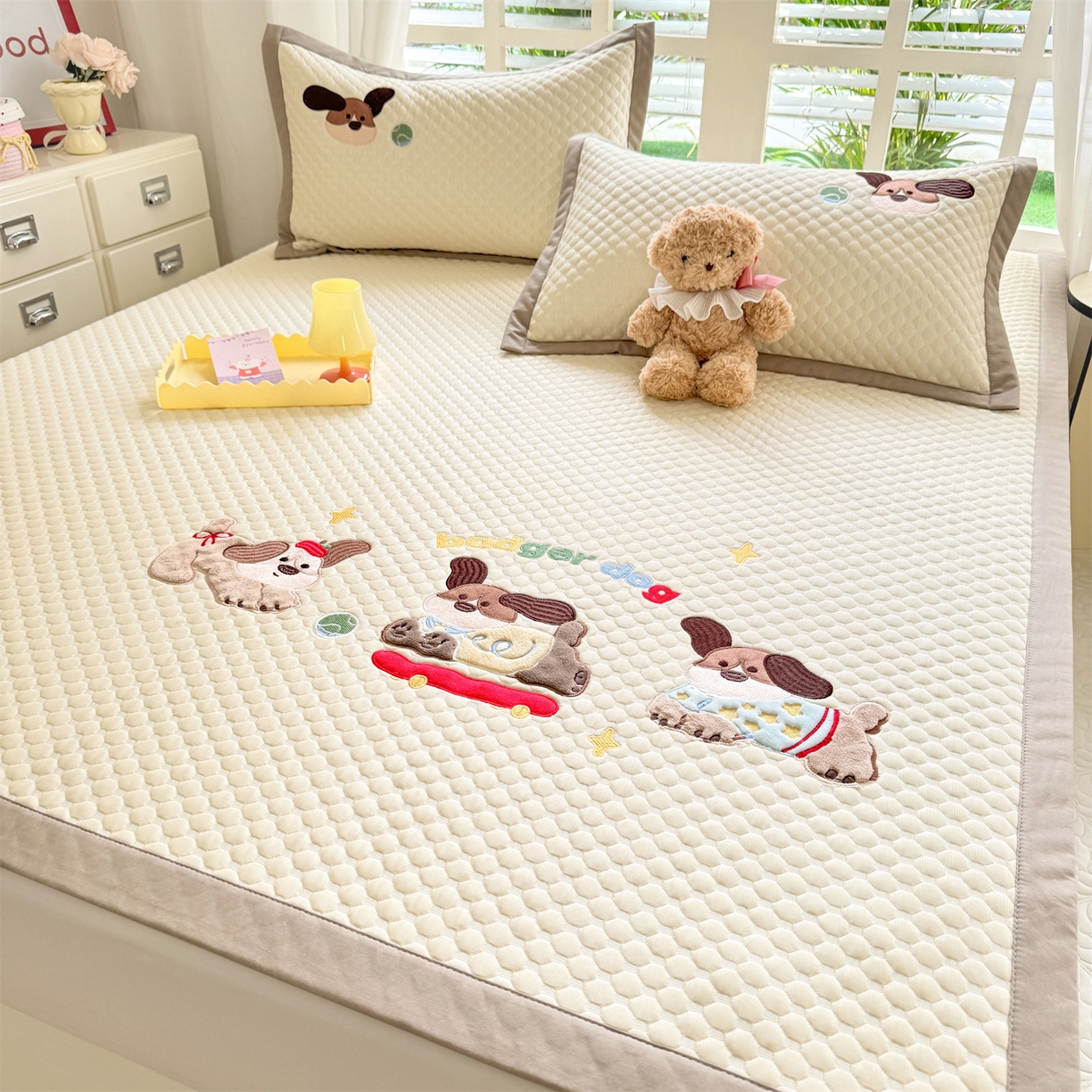 91家纺网 家纺一手货源 找家纺 优贝家纺 2026新款高克重PE聚乙中分子复合凉感软席贴布绣凉席三件套 腊肠狗