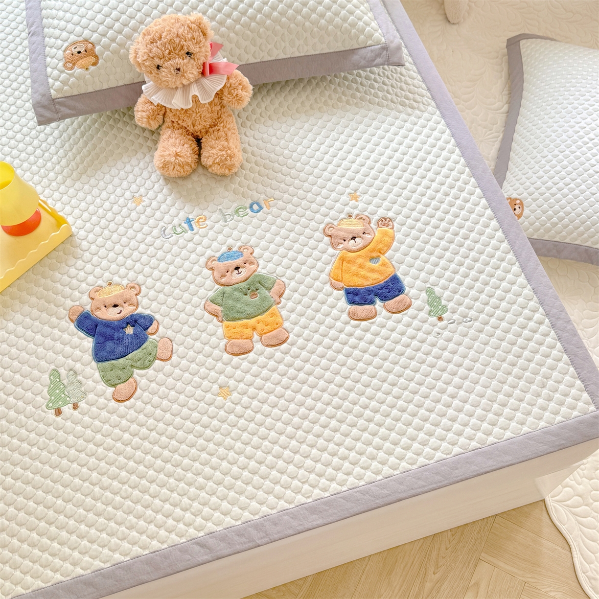 91家纺网 家纺一手货源 找家纺 优贝家纺 2026新款高克重PE聚乙中分子复合凉感软席贴布绣凉席三件套 三只小熊