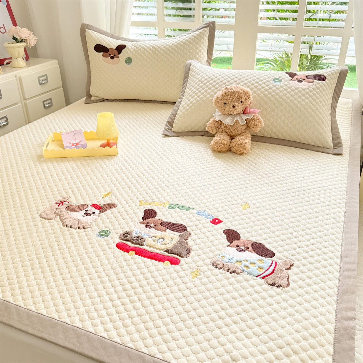 91家纺网 家纺一手货源 找家纺 优贝家纺 2026新款高克重PE聚乙中分子复合凉感软席贴布绣凉席三件套 腊肠狗