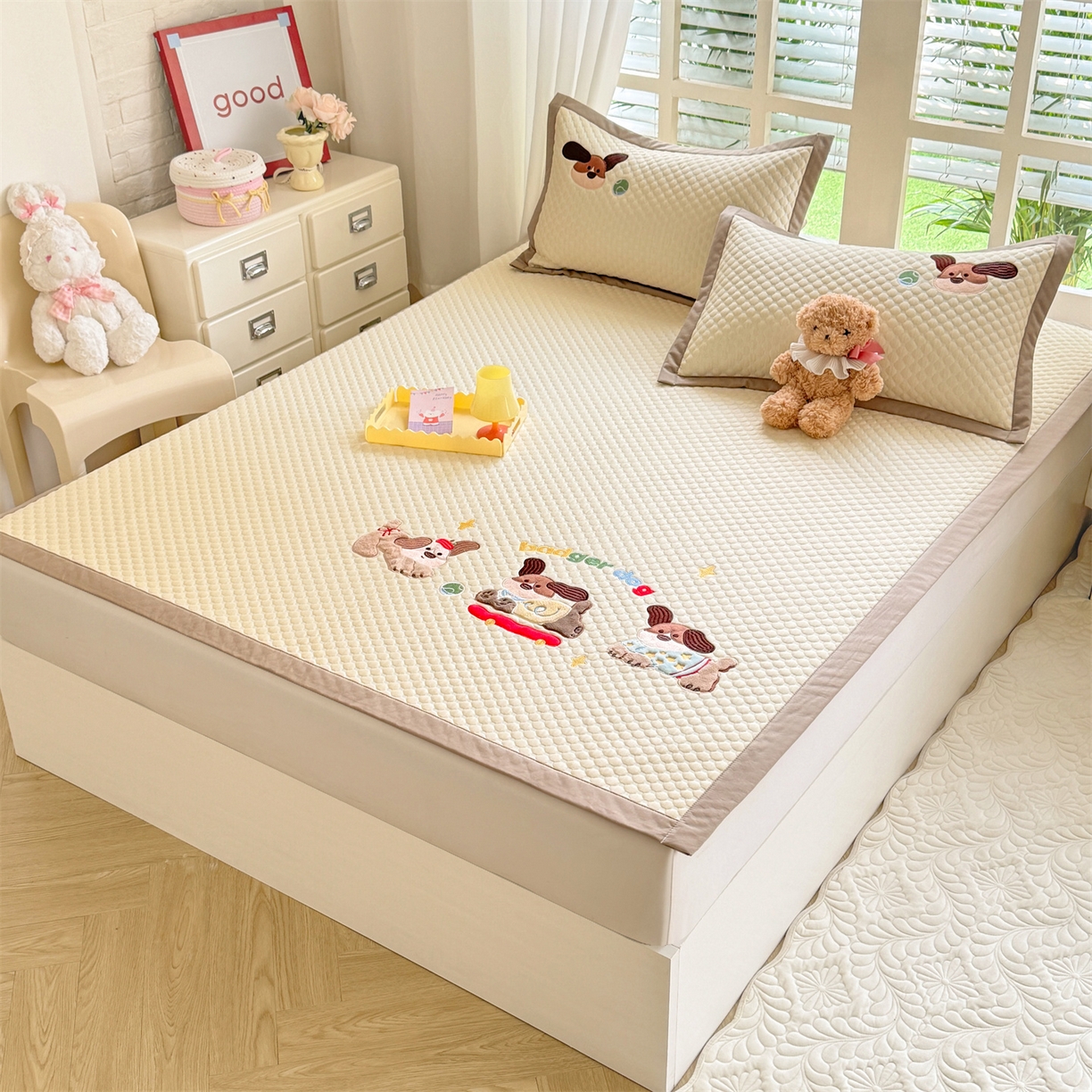 91家纺网 家纺一手货源 找家纺 优贝家纺 2026新款高克重PE聚乙中分子复合凉感软席贴布绣凉席三件套 腊肠狗