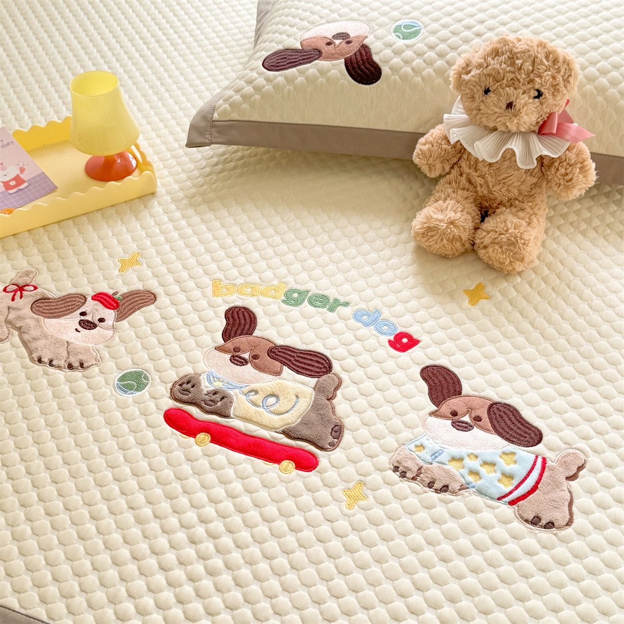 91家纺网 家纺一手货源 找家纺 优贝家纺 2026新款高克重PE聚乙中分子复合凉感软席贴布绣凉席三件套 腊肠狗