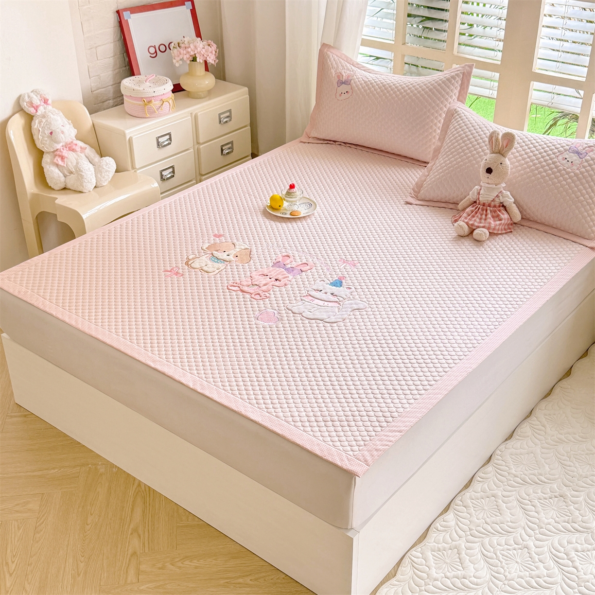 91家纺网 家纺一手货源 找家纺 优贝家纺 2026新款高克重PE聚乙中分子复合凉感软席贴布绣凉席三件套 小兔乐园