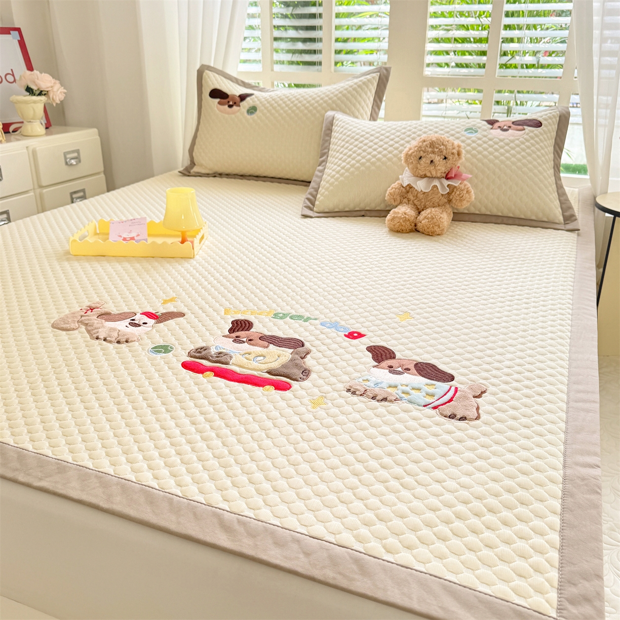 91家纺网 家纺一手货源 找家纺 优贝家纺 2026新款高克重PE聚乙中分子复合凉感软席贴布绣凉席三件套 腊肠狗