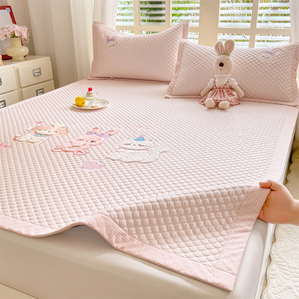 91家纺网 家纺一手货源 找家纺 优贝家纺 2026新款高克重PE聚乙中分子复合凉感软席贴布绣凉席三件套 小兔乐园