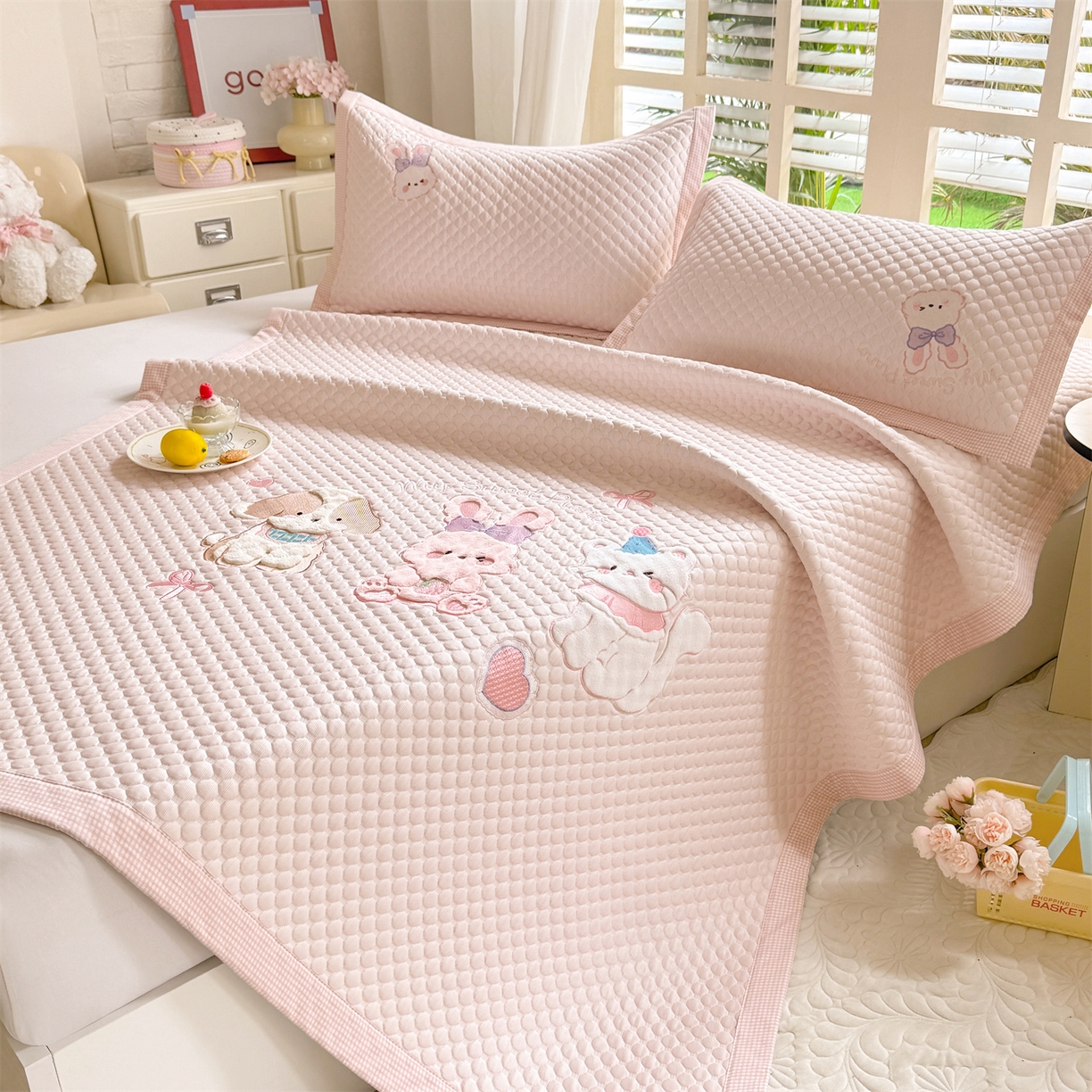 91家纺网 家纺一手货源 找家纺 优贝家纺 2026新款高克重PE聚乙中分子复合凉感软席贴布绣凉席三件套 小兔乐园