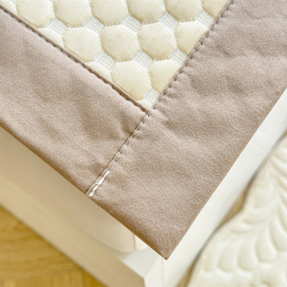 91家纺网 家纺一手货源 找家纺 优贝家纺 2026新款高克重PE聚乙中分子复合凉感软席贴布绣凉席三件套 腊肠狗