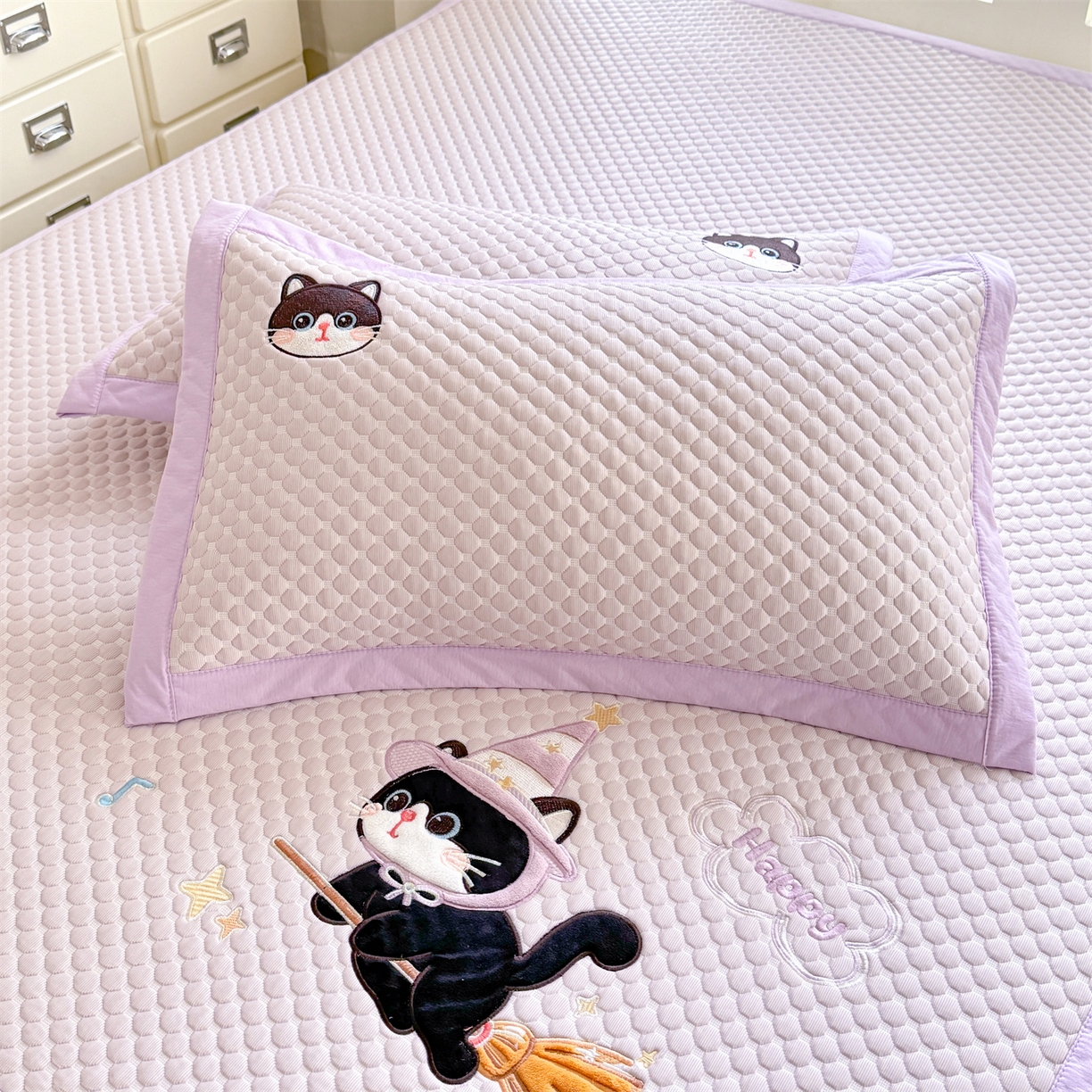 91家纺网 家纺一手货源 找家纺 优贝家纺 2026新款高克重PE聚乙中分子复合凉感软席贴布绣凉席三件套 黑猫警长