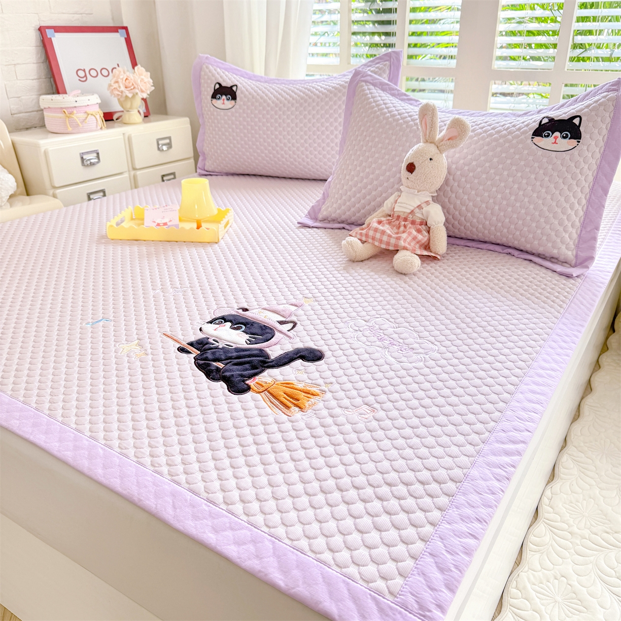 91家纺网 家纺一手货源 找家纺 优贝家纺 2026新款高克重PE聚乙中分子复合凉感软席贴布绣凉席三件套 黑猫警长