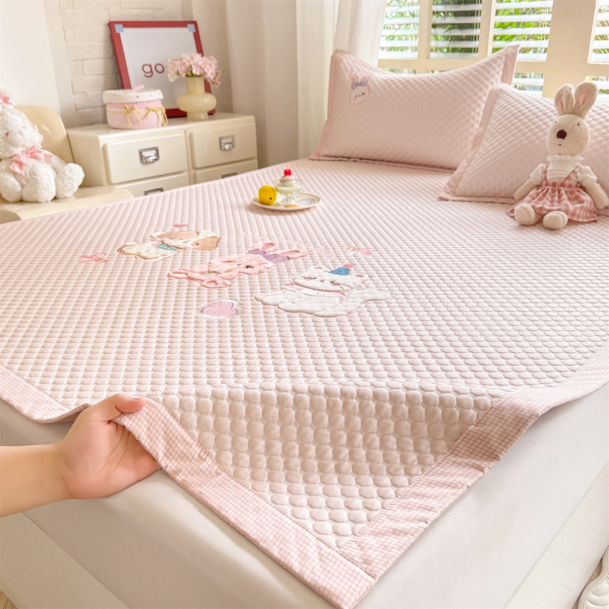 91家纺网 家纺一手货源 找家纺 优贝家纺 2026新款高克重PE聚乙中分子复合凉感软席贴布绣凉席三件套 小兔乐园