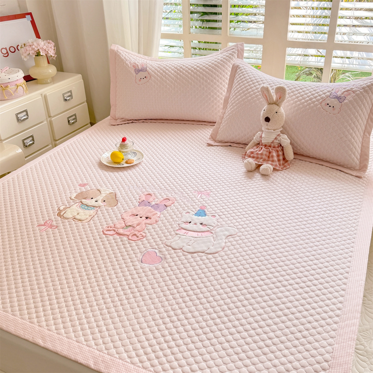 91家纺网 家纺一手货源 找家纺 优贝家纺 2026新款高克重PE聚乙中分子复合凉感软席贴布绣凉席三件套 小兔乐园