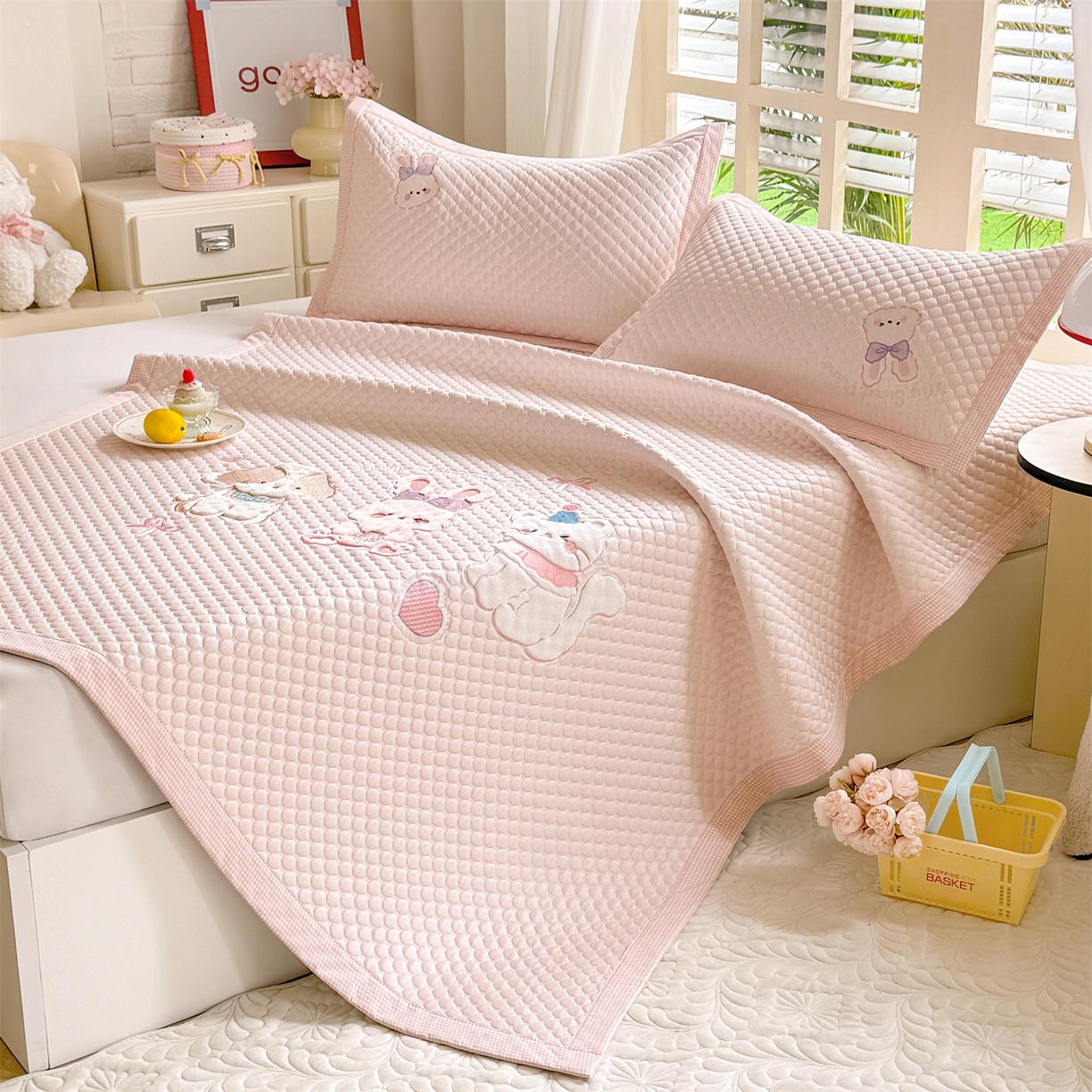 91家纺网 家纺一手货源 找家纺 优贝家纺 2026新款高克重PE聚乙中分子复合凉感软席贴布绣凉席三件套 小兔乐园