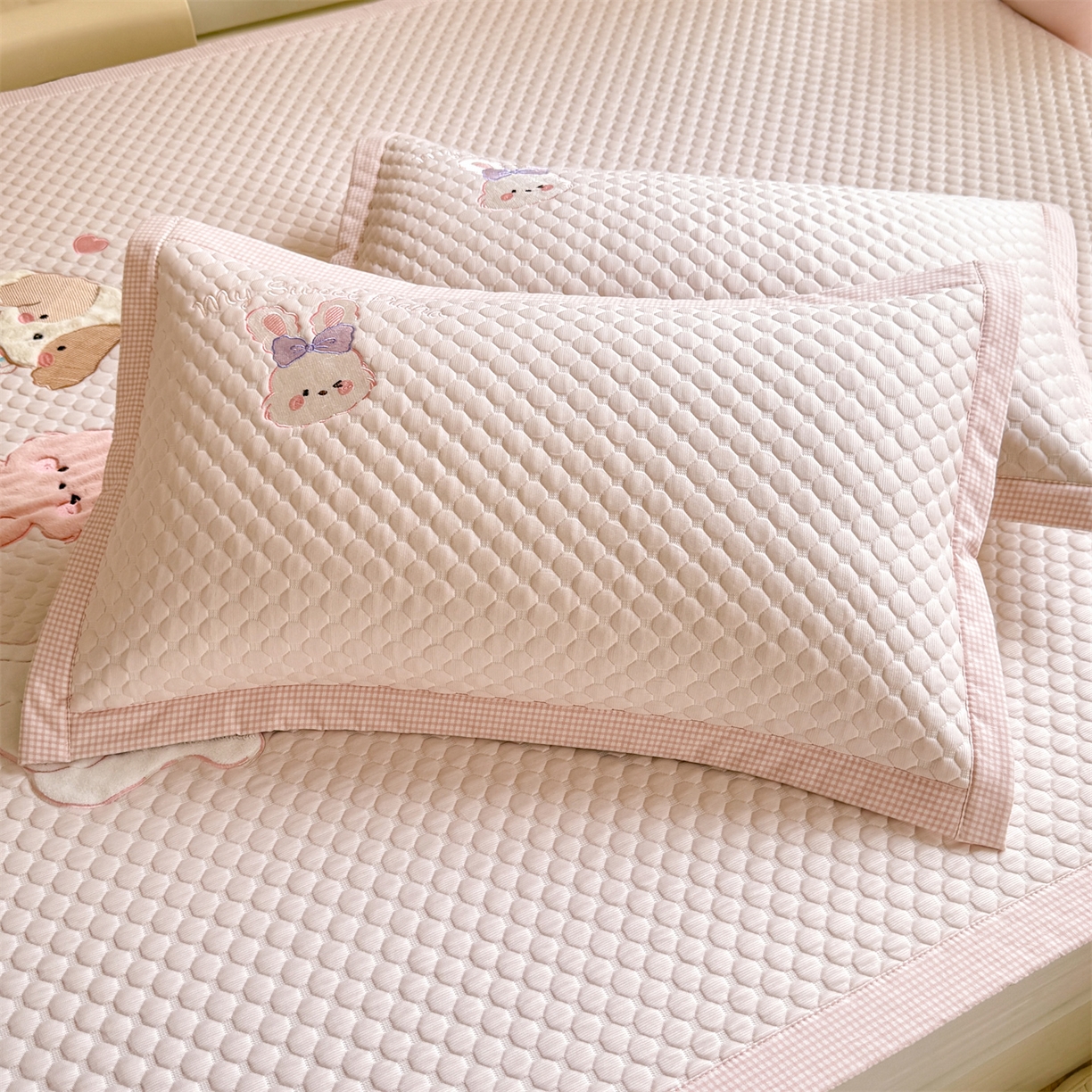 91家纺网 家纺一手货源 找家纺 优贝家纺 2026新款高克重PE聚乙中分子复合凉感软席贴布绣凉席三件套 小兔乐园