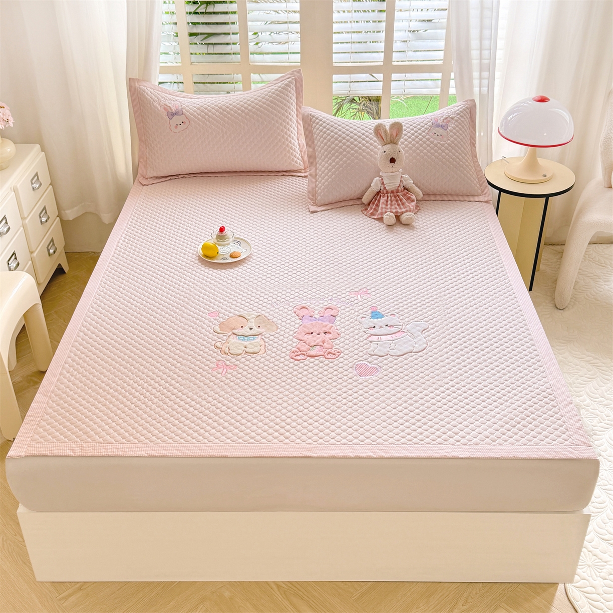 91家纺网 家纺一手货源 找家纺 优贝家纺 2026新款高克重PE聚乙中分子复合凉感软席贴布绣凉席三件套 小兔乐园