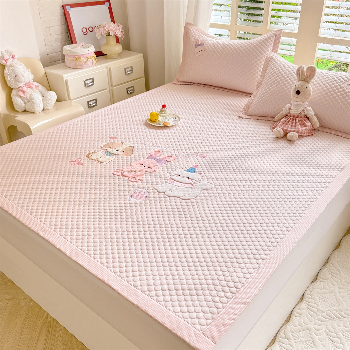 91家纺网 家纺一手货源 找家纺 优贝家纺 2026新款高克重PE聚乙中分子复合凉感软席贴布绣凉席三件套 小兔乐园