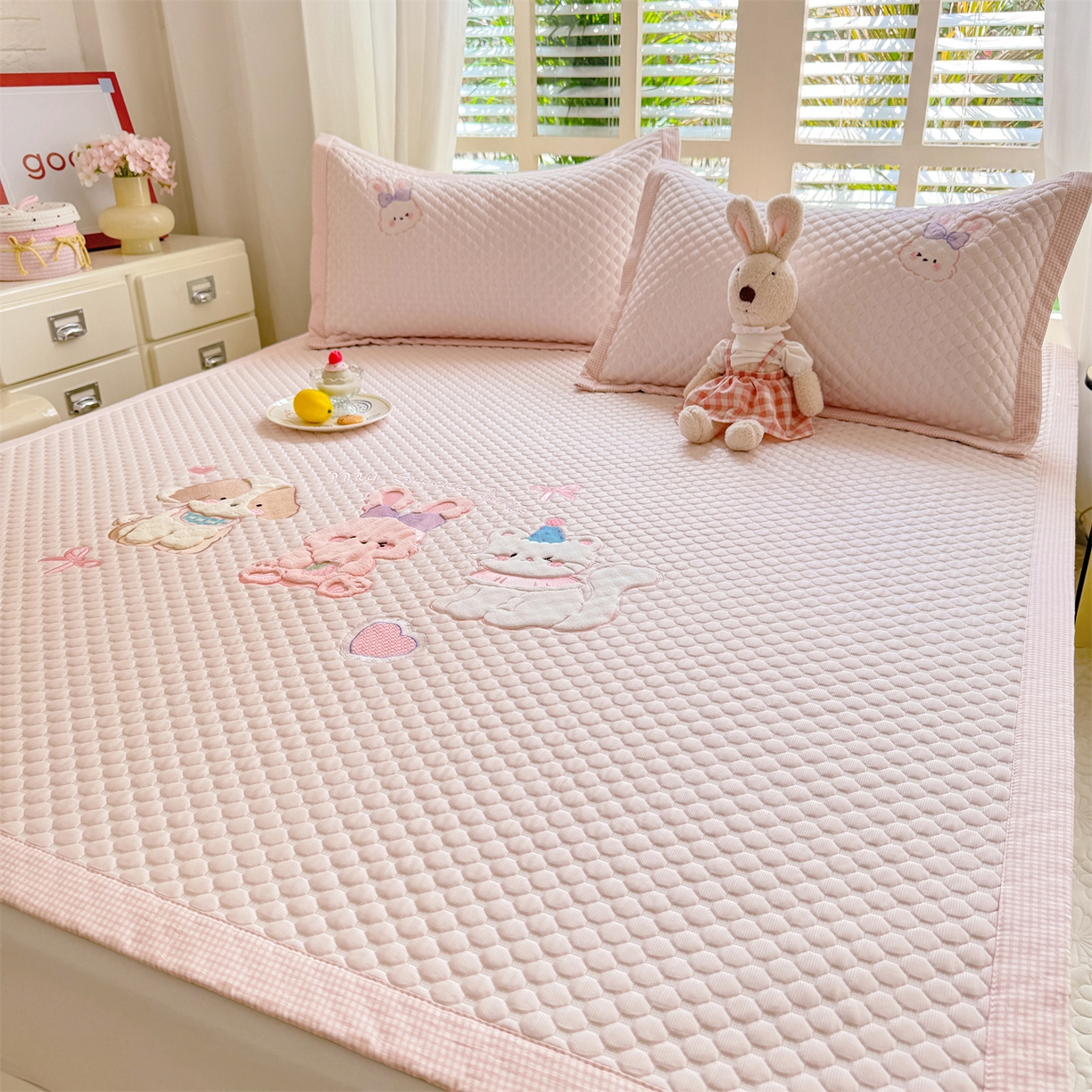 91家纺网 家纺一手货源 找家纺 优贝家纺 2026新款高克重PE聚乙中分子复合凉感软席贴布绣凉席三件套 小兔乐园