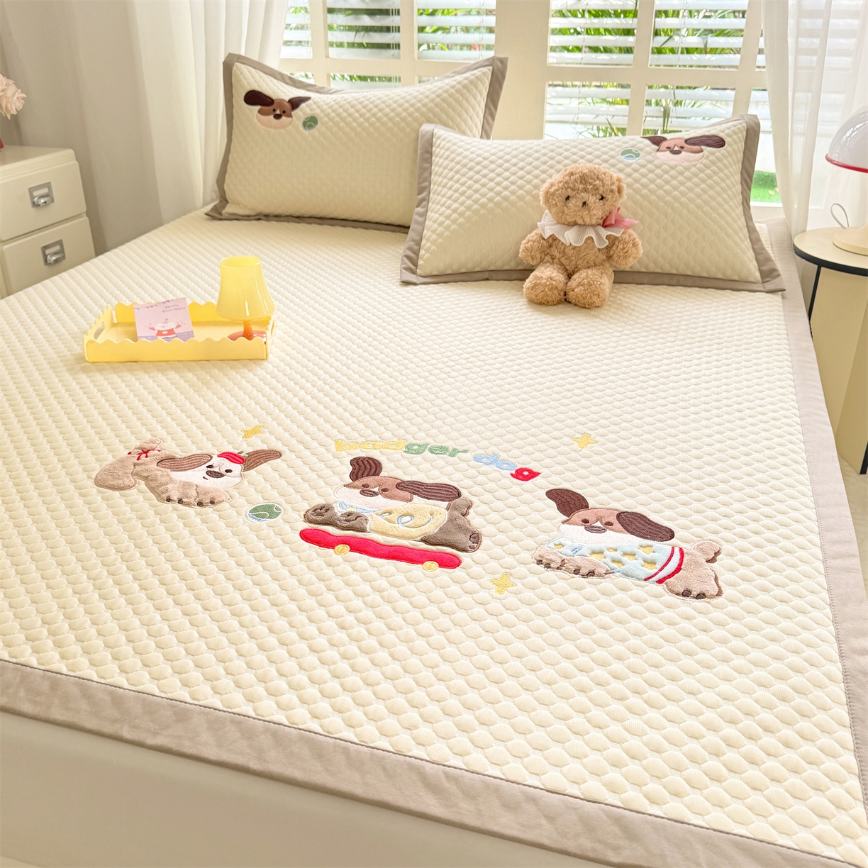 91家纺网 家纺一手货源 找家纺 优贝家纺 2026新款高克重PE聚乙中分子复合凉感软席贴布绣凉席三件套 腊肠狗