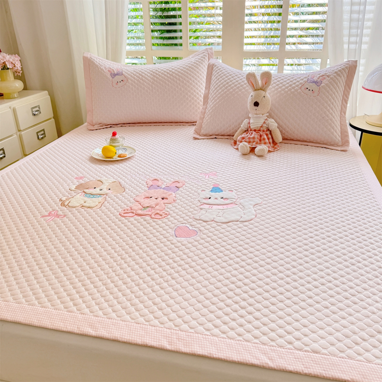 91家纺网 家纺一手货源 找家纺 优贝家纺 2026新款高克重PE聚乙中分子复合凉感软席贴布绣凉席三件套 小兔乐园